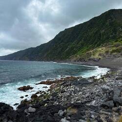 Baia da Ribeira mut schwarzem Strand