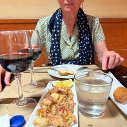 Tapas till lunch. Just detta är friterad bläckfisk.