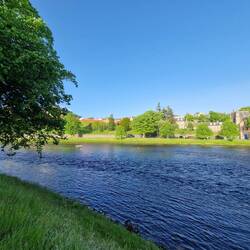 Ein Blick auf Inverness am Ufer des Ness
