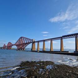 Die Forth Bridge inkl. Zug
