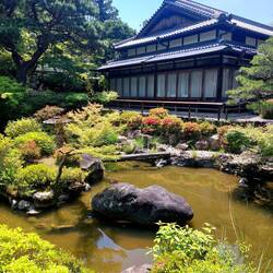 Japanischer Garten auf dem Rundweg in Nara