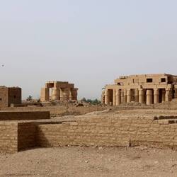 Fotostopp am Ramesseum, dem "Millionen Jahre Haus" Ramses II.