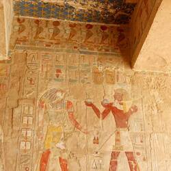 Hatschepsut opfert dem Gott Horus Gefäße mit Parfüm(?)