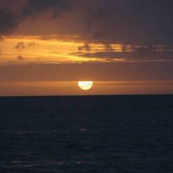 um ca. 18:00 Uhr Ortszeit geht die Sonne unter