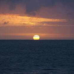 um ca. 18:00 Uhr Ortszeit geht die Sonne unter