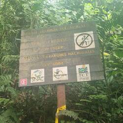 Start des inoffiziellen "Wanderweges" beim "Do not enter" Schild