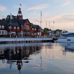 Das große Seglerhotel beherrscht den Hafen