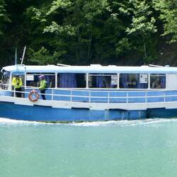 Ein Reisebus als Fähre umgebaut