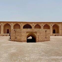 Karawanserei, in der sich heute kleine Geschäfte befinden