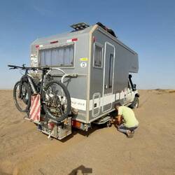 Auf dem Weg zur Karawanserei bleiben wir im Sand stecken