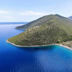 Empty beaches, cyrstal clear water, everywhere 😍