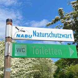 Nabu Häuschen mit Toiletten Möglichkeiten