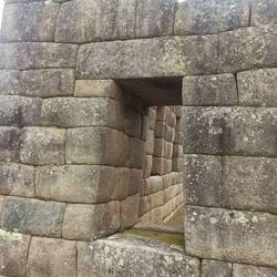 Die Fenster und die Steine haben keine rechten Winkel. Die große Unterseite bringt Stabilität