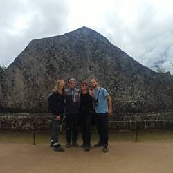 Dieser Stein hat die Form des Berges dahinter als Schutzsymbol (Berg in den Wolken)
