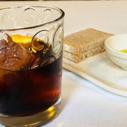 Vermouth und Brot mit Olivenöl und Salz
