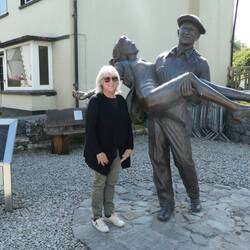 Statue of John Wayne and Maureen O'Hara.