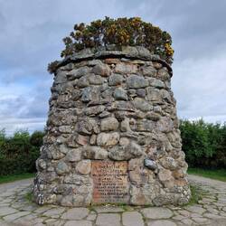 Das 10 m Hohe Denkmal auf dem Culloden Field