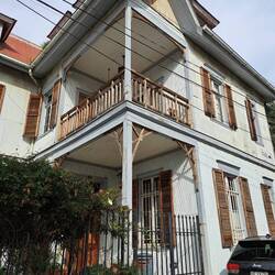 Dieses Haus ist sehr alt, da es als reines Holzhaus flexibler ist und Erdbeben stand hält.