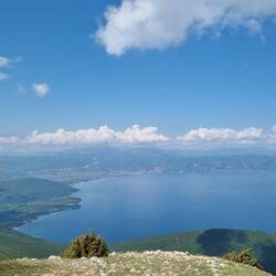 Der Ohridsee mit Blick auf die südliche Grenze nach Albanien - Sveti Naum, Pogradec.