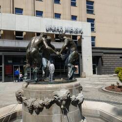 tanzende Faune vor dem neuen Rathaus
