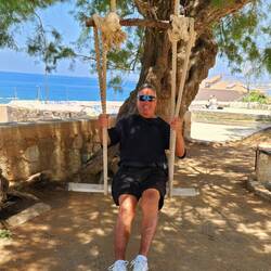 😃 Tom found a swing!