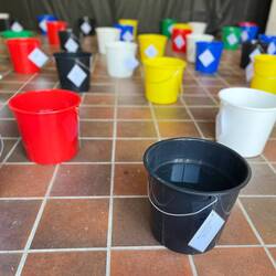 Sevim Eimer Wasser Wasser und an den Etiketten stand, was man so mit Wasser machen kann