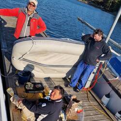 Grillen am Steg. Als Windschutz fungiert unser Beiboot. War ja fast kein Aufwand! :-D