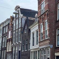 Verticals confuse. Building lean out to help with lifting. Dordrecht