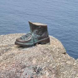 ...ein Bronzeschuh auf den Felsen des finis terrae