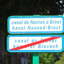 in Französisch und auch immer in Bretonisch