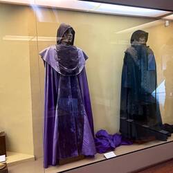 Coole Bischofstracht für Gründonnerstag und Karfreitag