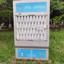 Eine QR-Code Bibliothek im Park