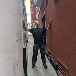 Small streets (kissing lanes)