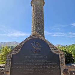 Hier am Loch Shiel landete 1745 Bonnie Prince Charlie, hisste sein Banner um den Aufstand anzuführen