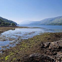Das Schloss liegt umgeben vom Loch Duich, welches sich nach den Gezeiten (Ebbe & Flut) richtet