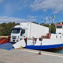 Rasenmäher, Konstruktionsholz und Supermarkt-Ware wird angeliefert