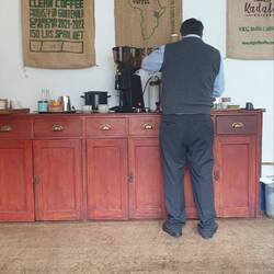 SIMON von hinten bei der Kakao-Zubereitung 🤠👍