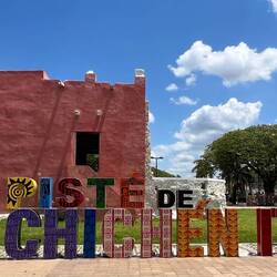 Die bekannte Steinschrift in Pisté nahe der archäologischen Stätte 🇲🇽