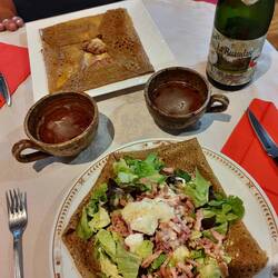 Crêperie, 1x mit Speck fumé und 1x mit Chèvre, herrlich 👍🥂