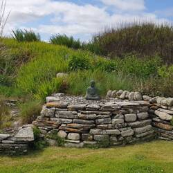 ...mit eigenem Altar im Vorgarten 🙏