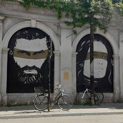 Krakauer Wände mit berühmten Krakauern