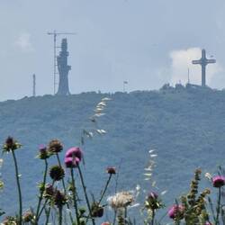 Blick vom Ufer des Flusses Vardar zum Fernsehturm