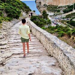 Gebaut auf weißen Kalksteinfelsen