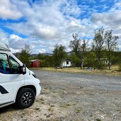 Kleiner Platz in Ifjord am Fluss
