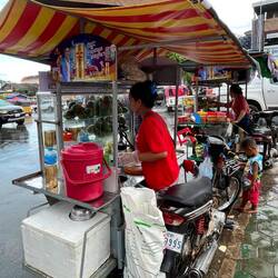 The food cart is attached to the motorcycle 😲