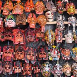 Beliebte, handgefertigte Holzmasken