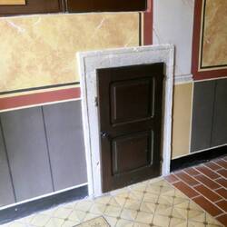 Hinter der Tür war der Heizungsschacht um die obere Etage zu heizen