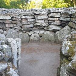 Ein Steinkreis lädt zum Eintritt ein.