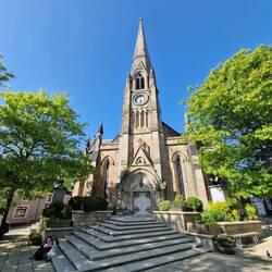 Die Kirche mitten im Ortskern von Callender