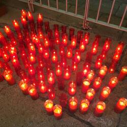 Viele Kerzen von vielen Menschen für Frieden